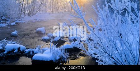 Europe, Allemagne, Hesse, Hesse centrale, arrière-pays, parc naturel de Lahn-Dill-Bergland, Dautphetal, ambiance hivernale sur le Lahn, brume matinale, lever du soleil, pierres dans la rivière Banque D'Images