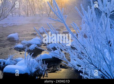 Europe, Allemagne, Hesse, Hesse centrale, arrière-pays, parc naturel de Lahn-Dill-Bergland, Dautphetal, ambiance hivernale sur le Lahn, brume matinale, lever du soleil, pierres dans la rivière Banque D'Images