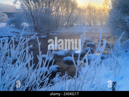 Europe, Allemagne, Hesse, Hesse centrale, arrière-pays, parc naturel de Lahn-Dill-Bergland, Dautphetal, ambiance hivernale sur le Lahn, brume matinale, lever du soleil, pierres dans la rivière Banque D'Images