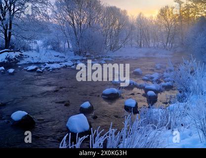 Europe, Allemagne, Hesse, Hesse centrale, arrière-pays, parc naturel de Lahn-Dill-Bergland, Dautphetal, ambiance hivernale sur le Lahn, brume matinale, lever du soleil, pierres dans la rivière Banque D'Images