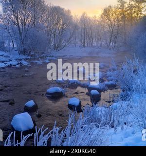 Europe, Allemagne, Hesse, Hesse centrale, arrière-pays, parc naturel de Lahn-Dill-Bergland, Dautphetal, ambiance hivernale sur le Lahn, brume matinale, lever du soleil, pierres dans la rivière Banque D'Images