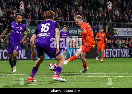 Emmen, pays-Bas. 12 avril 2024. EMMEN, PAYS-BAS - 12 AVRIL : Ben Scholte du FC Emmen tire pour marquer lors du match néerlandais Keuken Kampioen Divisie entre le FC Emmen et le MVV Maastricht à de Oude Meerdijk le 12 avril 2024 à Emmen, pays-Bas. (Photo de Pieter van der Woude/Orange Pictures) crédit : Orange pics BV/Alamy Live News Banque D'Images