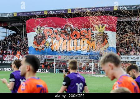 Emmen, pays-Bas. 12 avril 2024. EMMEN, PAYS-BAS - 12 AVRIL : fans ou FC Emmen avec une campagne atmosphérique lors du match néerlandais Keuken Kampioen Divisie entre le FC Emmen et le MVV Maastricht au de Oude Meerdijk le 12 avril 2024 à Emmen, pays-Bas. (Photo de Pieter van der Woude/Orange Pictures) crédit : Orange pics BV/Alamy Live News Banque D'Images