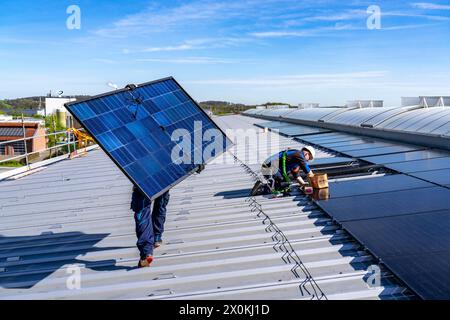 Installation de modules solaires sur le toit d'une entreprise commerciale, plus de 400 modules photovoltaïques sont installés sur le toit, NRW, Allemagne Banque D'Images