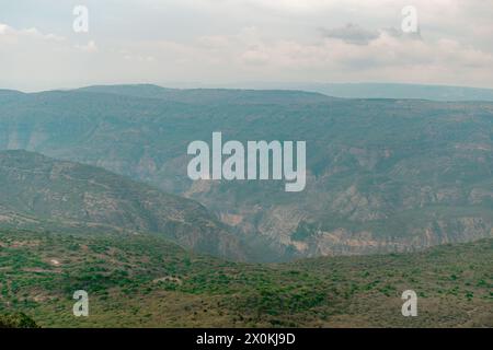paysage par une journée ensoleillée du canyon chicamocha à santander, colombie, en saison des pluies Banque D'Images