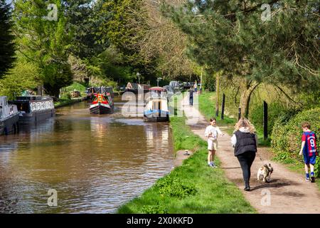 Bateaux étroits sur le canal Shropshire union au village Cheshire d'Audlem avec des gens marchant sur le chemin de halage Banque D'Images