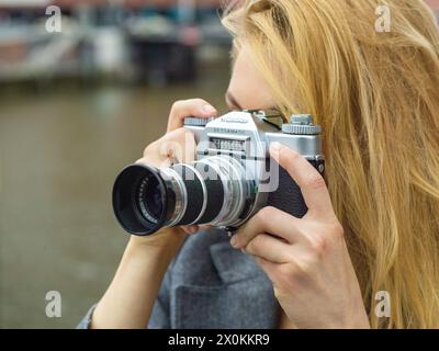 Jeune femme avec un appareil photo à Hambourg. Banque D'Images