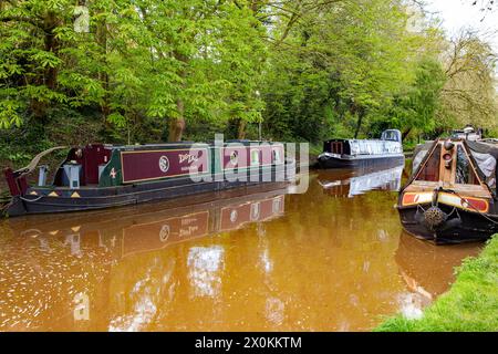 Canots étroits sur le canal Shropshire union dans le village Cheshire d'Audlem en Angleterre Banque D'Images