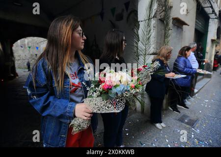 La statue de la Madonna delle Galline est portée en procession à travers les rues et est accueillie par les fidèles avec des fleurs, des offrandes de nourriture. Banque D'Images