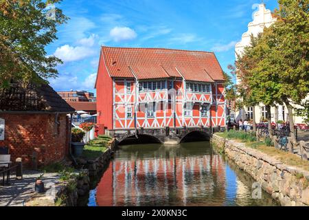 Gewölbe, une maison à colombages classée au-dessus du Mühlenbach dans la vieille ville historique, dans le Runden Grube 4, ville hanséatique de Wismar, Mecklembourg-Poméranie occidentale, Allemagne, Europe Banque D'Images