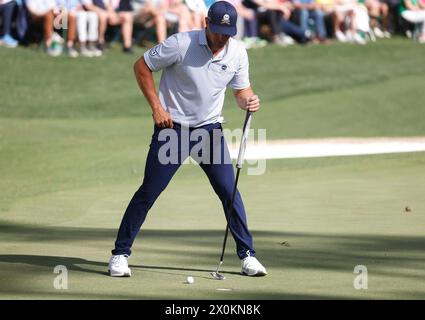 Augusta, États-Unis. 12 avril 2024. Bryson DeChambeau se prépare au putt sur le quinzième trou lors de la deuxième manche du tournoi Masters à Augusta National Golf Club à Augusta, en Géorgie, le vendredi 12 avril 2024. Photo de Tannen Maury/UPI crédit : UPI/Alamy Live News Banque D'Images