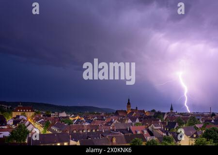 Allemagne, Bade-Württemberg, Karlsruhe, Durlach, vue sur la vieille ville pendant un orage. Banque D'Images