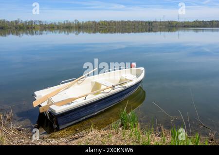 Allemagne, Bade-Württemberg, Karlsruhe, bateau à rames sur Knielinger See. Banque D'Images