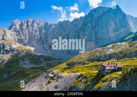 Vue aérienne du refuge Albani et de la face nord de la Presolana. Val di Scalve, Bergamo district, Lombardie, Italie, Europe du Sud. Banque D'Images