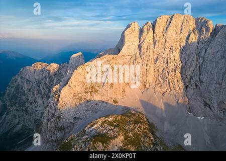 Vue aérienne de la face nord de la Presolana au coucher du soleil. Val di Scalve, Bergamo district, Lombardie, Italie, Europe du Sud. Banque D'Images