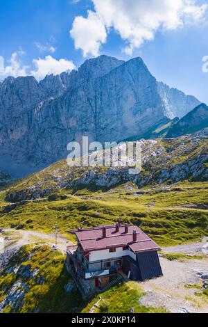 Vue aérienne du refuge Albani et de la face nord de la Presolana. Val di Scalve, Bergamo district, Lombardie, Italie, Europe du Sud. Banque D'Images