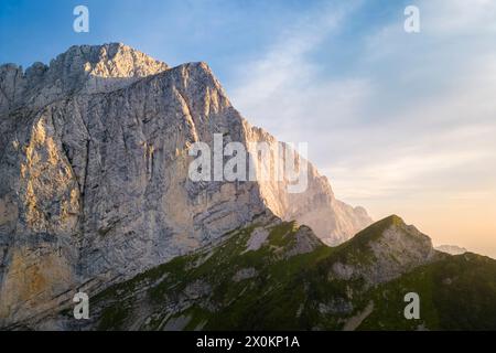 Vue aérienne du coin nord de la Presolana au coucher du soleil. Val di Scalve, Bergamo district, Lombardie, Italie, Europe du Sud. Banque D'Images