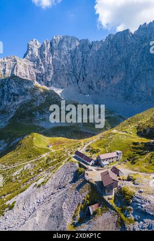 Vue aérienne du refuge Albani et de la face nord de la Presolana. Val di Scalve, Bergamo district, Lombardie, Italie, Europe du Sud. Banque D'Images