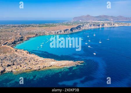 Vue de Cala Rossa sur l'île de Favignana, îles Egadiennes, district de Trapani, Sicile, Italie. Banque D'Images