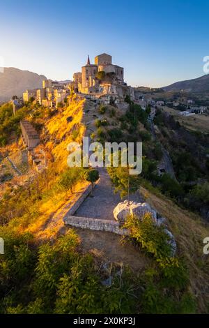 Vue aérienne de l'ancienne ville de Petralia Soprana, construite sur une falaise, au coucher du soleil. Palerme district, Sicile, Italie. Banque D'Images