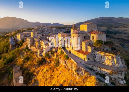 Vue aérienne de l'ancienne ville de Petralia Soprana, construite sur une falaise, au coucher du soleil. Palerme district, Sicile, Italie. Banque D'Images