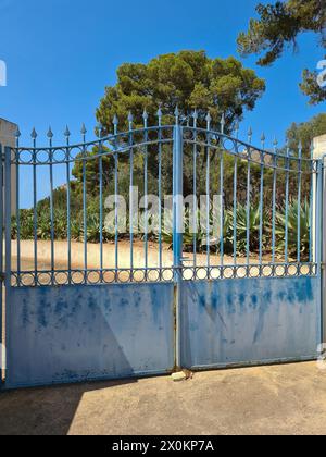 Vue de la rue à une porte bleue dans l'allée à une propriété privée à la lumière du soleil, Majorque, Espagne Banque D'Images