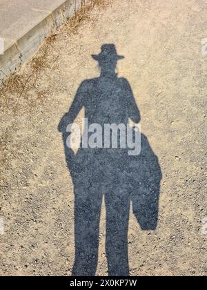 Ombre d'une femme avec un chapeau dans la rue, vacances d'été à Majorque, Espagne Banque D'Images