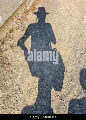 Ombre d'une femme avec un chapeau dans la rue, vacances d'été à Majorque, Espagne Banque D'Images