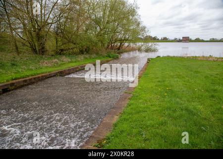 L'eau du canal Llangollen se déversant dans le réservoir Hurleston près de Nantwich Cheshire pour fournir de l'eau potable à la région de Crewe et Nantwich Banque D'Images