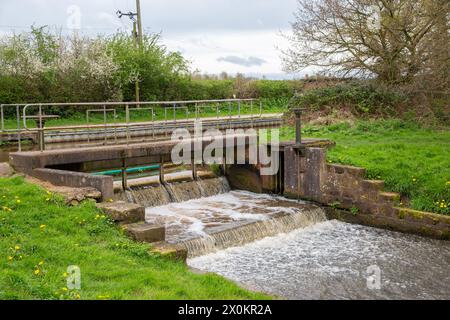 L'eau du canal Llangollen se déversant dans le réservoir Hurleston près de Nantwich Cheshire pour fournir de l'eau potable à la région de Crewe et Nantwich Banque D'Images