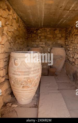 Amphores d'argile antique dans le magasin du palais minoen de Phaistos, Archéologie, Iraklio, Héraklion, Crète, île, Grèce Banque D'Images