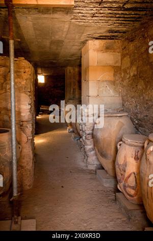 Amphores d'argile antique dans le magasin du palais minoen de Phaistos, Archéologie, Iraklio, Héraklion, Crète, île, Grèce Banque D'Images