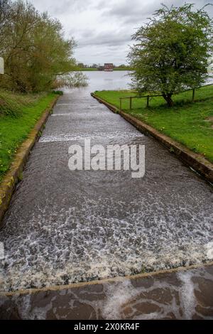 L'eau du canal Llangollen se déversant dans le réservoir Hurleston près de Nantwich Cheshire pour fournir de l'eau potable à la région de Crewe et Nantwich Banque D'Images