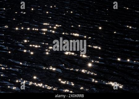 Reflets lumineux causés par la lumière du soleil sur la surface d'un lac, petites vagues et étoiles, Allemagne Banque D'Images