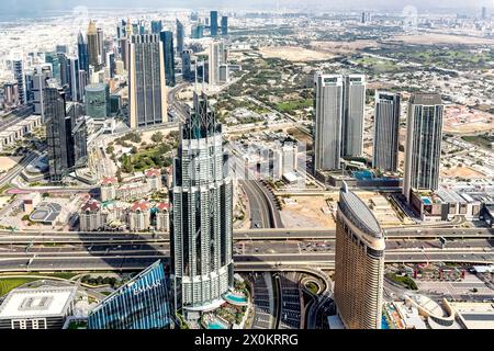 Vue sur les gratte-ciel depuis la plate-forme des visiteurs au sommet au 124ème étage, à une hauteur de 450 m, Burj Khalifa, le plus haut bâtiment du monde, 830 m de haut, gratte-ciel, skyline, Dubaï, Émirats arabes Unis, moyen-Orient, Asie Banque D'Images