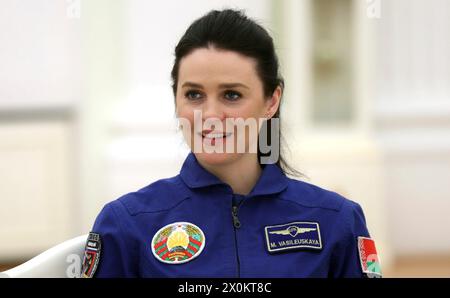 Moscou, Russie. 12 avril 2024. Marina Vasilevskaya, membre d'équipage biélorusse, écoute le président russe Vladimir Poutine et le président biélorusse Alexandre Loukachenko, lors d'une réunion en face à face au Grand Palais du Kremlin, le 12 avril 2024 à Moscou, en Russie. Crédit : Gavriil Grigorov/Kremlin Pool/Alamy Live News Banque D'Images