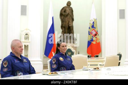 Moscou, Russie. 12 avril 2024. Le cosmonaute russe Oleg Novitskiy et la membre d’équipage biélorusse Marina Vasilevskaya, à droite, écoutent le président russe Vladimir Poutine et le président biélorusse Alexandre Loukachenko, lors d’une rencontre en face à face au Grand Palais du Kremlin, le 12 avril 2024 à Moscou, en Russie. Crédit : Gavriil Grigorov/Kremlin Pool/Alamy Live News Banque D'Images