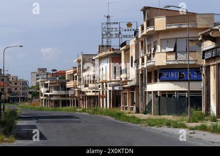 Welt ohne Menschen : die einst Beliebte Touristenstadt Varosha Varosia auf der Insel Zypern ist seit dem türkischen Einmarsch 1974 eine Geisterstadt. Noch immer ragen die verlassenen Hotels und Gebäude an der Mittelmeerküste in den Himmel. Auf den Straßen sprießen Büsche, Katzen streunen durch den verlassenen Küstenort. Varosha, 12.05.2022 Famagouste Zypern *** un monde sans personnes la ville touristique autrefois populaire de Varosha Varosia sur l'île de Chypre est une ville fantôme depuis l'invasion turque en 1974, les hôtels et bâtiments abandonnés sur la côte méditerranéenne tournent toujours dans le ciel Banque D'Images