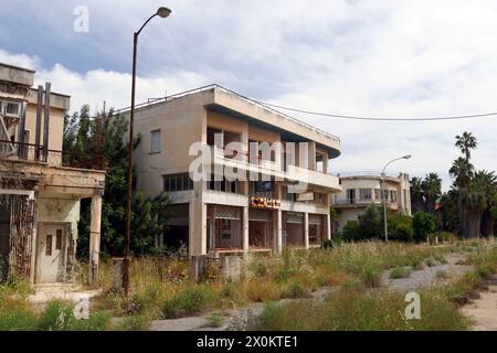 Welt ohne Menschen : die einst Beliebte Touristenstadt Varosha Varosia auf der Insel Zypern ist seit dem türkischen Einmarsch 1974 eine Geisterstadt. Noch immer ragen die verlassenen Hotels und Gebäude an der Mittelmeerküste in den Himmel. Auf den Straßen sprießen Büsche, Katzen streunen durch den verlassenen Küstenort. Varosha, 12.05.2022 Famagouste Zypern *** un monde sans personnes la ville touristique autrefois populaire de Varosha Varosia sur l'île de Chypre est une ville fantôme depuis l'invasion turque en 1974, les hôtels et bâtiments abandonnés sur la côte méditerranéenne tournent toujours dans le ciel Banque D'Images