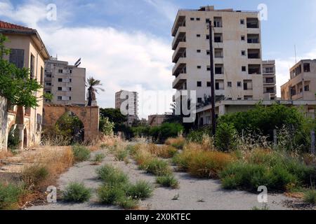 Welt ohne Menschen : die einst Beliebte Touristenstadt Varosha Varosia auf der Insel Zypern ist seit dem türkischen Einmarsch 1974 eine Geisterstadt. Noch immer ragen die verlassenen Hotels und Gebäude an der Mittelmeerküste in den Himmel. Auf den Straßen sprießen Büsche, Katzen streunen durch den verlassenen Küstenort. Varosha, 12.05.2022 Famagouste Zypern *** un monde sans personnes la ville touristique autrefois populaire de Varosha Varosia sur l'île de Chypre est une ville fantôme depuis l'invasion turque en 1974, les hôtels et bâtiments abandonnés sur la côte méditerranéenne tournent toujours dans le ciel Banque D'Images