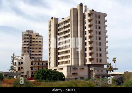 Welt ohne Menschen : die einst Beliebte Touristenstadt Varosha Varosia auf der Insel Zypern ist seit dem türkischen Einmarsch 1974 eine Geisterstadt. Noch immer ragen die verlassenen Hotels und Gebäude an der Mittelmeerküste in den Himmel. Auf den Straßen sprießen Büsche, Katzen streunen durch den verlassenen Küstenort. Varosha, 12.05.2022 Famagouste Zypern *** un monde sans personnes la ville touristique autrefois populaire de Varosha Varosia sur l'île de Chypre est une ville fantôme depuis l'invasion turque en 1974, les hôtels et bâtiments abandonnés sur la côte méditerranéenne tournent toujours dans le ciel Banque D'Images