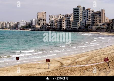 Welt ohne Menschen : die einst Beliebte Touristenstadt Varosha Varosia auf der Insel Zypern ist seit dem türkischen Einmarsch 1974 eine Geisterstadt. Noch immer ragen die verlassenen Hotels und Gebäude an der Mittelmeerküste in den Himmel. Auf den Straßen sprießen Büsche, Katzen streunen durch den verlassenen Küstenort. Varosha, 12.05.2022 Famagouste Zypern *** un monde sans personnes la ville touristique autrefois populaire de Varosha Varosia sur l'île de Chypre est une ville fantôme depuis l'invasion turque en 1974, les hôtels et bâtiments abandonnés sur la côte méditerranéenne tournent toujours dans le ciel Banque D'Images
