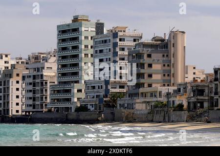 Welt ohne Menschen : die einst Beliebte Touristenstadt Varosha Varosia auf der Insel Zypern ist seit dem türkischen Einmarsch 1974 eine Geisterstadt. Noch immer ragen die verlassenen Hotels und Gebäude an der Mittelmeerküste in den Himmel. Auf den Straßen sprießen Büsche, Katzen streunen durch den verlassenen Küstenort. Varosha, 12.05.2022 Famagouste Zypern *** un monde sans personnes la ville touristique autrefois populaire de Varosha Varosia sur l'île de Chypre est une ville fantôme depuis l'invasion turque en 1974, les hôtels et bâtiments abandonnés sur la côte méditerranéenne tournent toujours dans le ciel Banque D'Images