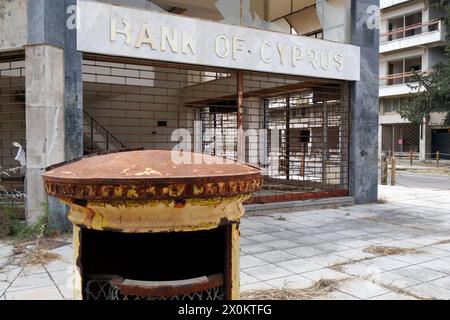 Welt ohne Menschen : die einst Beliebte Touristenstadt Varosha Varosia auf der Insel Zypern ist seit dem türkischen Einmarsch 1974 eine Geisterstadt. Noch immer ragen die verlassenen Hotels und Gebäude an der Mittelmeerküste in den Himmel. Auf den Straßen sprießen Büsche, Katzen streunen durch den verlassenen Küstenort. Varosha, 12.05.2022 Famagouste Zypern *** un monde sans personnes la ville touristique autrefois populaire de Varosha Varosia sur l'île de Chypre est une ville fantôme depuis l'invasion turque en 1974, les hôtels et bâtiments abandonnés sur la côte méditerranéenne tournent toujours dans le ciel Banque D'Images