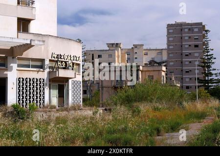 Welt ohne Menschen : die einst Beliebte Touristenstadt Varosha Varosia auf der Insel Zypern ist seit dem türkischen Einmarsch 1974 eine Geisterstadt. Noch immer ragen die verlassenen Hotels und Gebäude an der Mittelmeerküste in den Himmel. Auf den Straßen sprießen Büsche, Katzen streunen durch den verlassenen Küstenort. Varosha, 12.05.2022 Famagouste Zypern *** un monde sans personnes la ville touristique autrefois populaire de Varosha Varosia sur l'île de Chypre est une ville fantôme depuis l'invasion turque en 1974, les hôtels et bâtiments abandonnés sur la côte méditerranéenne tournent toujours dans le ciel Banque D'Images