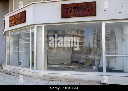 Welt ohne Menschen : die einst Beliebte Touristenstadt Varosha Varosia auf der Insel Zypern ist seit dem türkischen Einmarsch 1974 eine Geisterstadt. Noch immer ragen die verlassenen Hotels und Gebäude an der Mittelmeerküste in den Himmel. Auf den Straßen sprießen Büsche, Katzen streunen durch den verlassenen Küstenort. Varosha, 12.05.2022 Famagouste Zypern *** un monde sans personnes la ville touristique autrefois populaire de Varosha Varosia sur l'île de Chypre est une ville fantôme depuis l'invasion turque en 1974, les hôtels et bâtiments abandonnés sur la côte méditerranéenne tournent toujours dans le ciel Banque D'Images