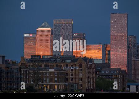 Canary Wharf, paysage urbain londonien sous le soleil du soir Banque D'Images