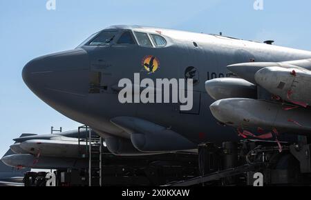 Un B-52H Stratofortress de l'US Air Force affecté au 69th Bomb Squadron est assis sur la ligne de vol pendant Prairie vigilance 24-3 à Minot Air Force base, Dakota du Nord, le 6 avril 2024. En tant que mission d'entraînement de routine, Prairie vigilance améliore la sûreté, la sécurité et la fiabilité de la jambe de bombardier de la triade nucléaire américaine. (Photo de l'US Air Force par Airman 1st Class Kyle Wilson) Banque D'Images