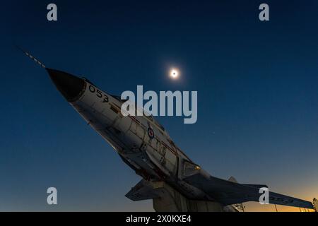 Gardien de porte d'avion de chasse voodoo CF-101 vu pendant l'éclipse solaire totale de Miramichi, Nouveau-Brunswick, Canada, le 8 avril 2024. Banque D'Images