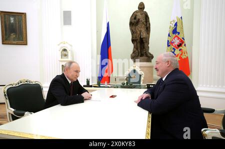 Moscou, Russie. 12 avril 2024. Le président russe Vladimir Poutine, à gauche, et le président biélorusse Alexandre Loukachenko, souhaitent à la famille Pyak, éleveur de rennes héréditaire, un joyeux 50e anniversaire de mariage du Grand Palais du Kremlin, le 12 avril 2024 à Moscou, Russie. Crédit : Gavriil Grigorov/Kremlin Pool/Alamy Live News Banque D'Images